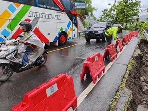 Hati-hati Dab! Bahu Jalan Jogja-Wonosari di Piyungan Longsor
