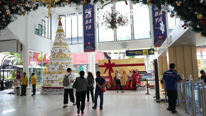 Pohon Natal di Stasiun Gubeng Surabaya