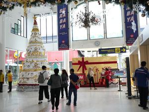 Pohon Cemara dan Pernak-pernik Meriahkan Natal di 3 Stasiun Daop 8 Surabaya