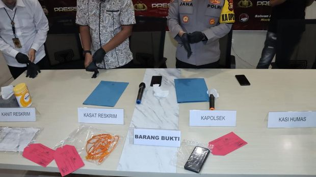 Polisi menggelar konferensi pers terkait kasus pasutri tewas di Cengkareng, Jakarta Barat.