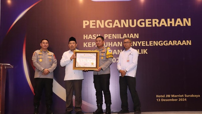 Polres Blitar Kota menerima penghargaan dari ombudsman
