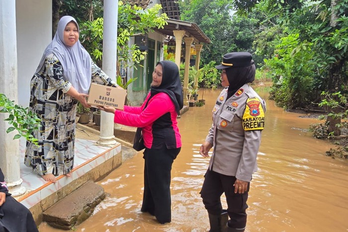 Polres Pasuruan memberi bantuan ke korban banjir