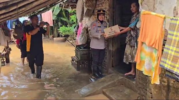Polres Pasuruan memberi bantuan ke korban banjir