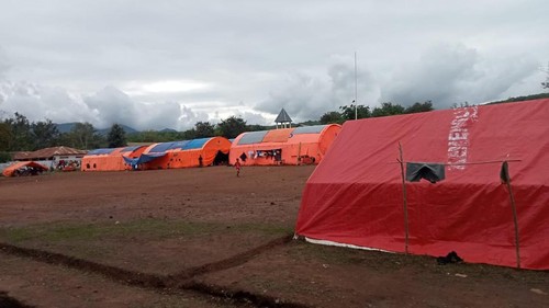 Pos pengungsian korban erupsi Gunung Lewotobi di Desa Kobasoma, Kecamatan Titehena, Flores Timur. (Yurgo Purab/detikBali)