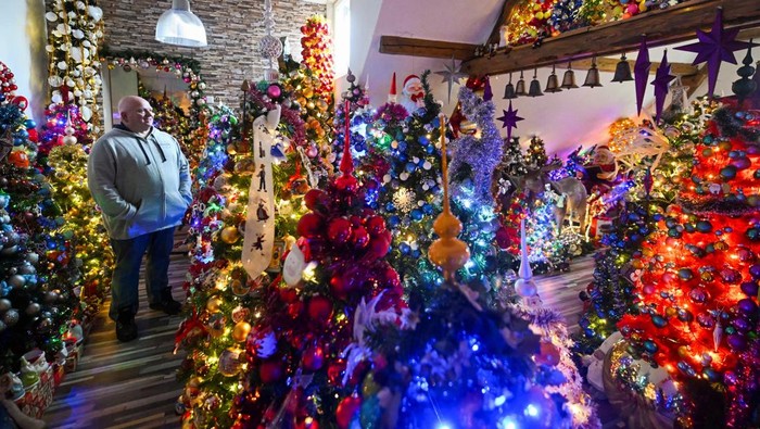 Susanne and Thomas Jeromin, the official world record holders with their 605 decorated Christmas trees in one home, pose for a photo in their house in Rinteln, west of Hanover, Germany, December 3, 2024. REUTERS/Jana Rodenbusch