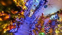 Jeromin mengungkapkan kecintaannya pada dekorasi Natal, seraya menunjukkan bahwa ia merasa proses itu menenangkan.