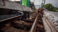 Sepanjang tahun 2024 PT KAI Daop 6 Yogyakarta telah mengganti 2.601 bantalan kayu dengan bantalan sintetis yang dinilai lebih kuat dan tahan terhadap cuaca ekstrim.