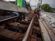 Potret Penggantian Bantalan Kayu Rel Kereta Api dengan Sintetis