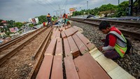 Pekerja menyiapkan bantalan rel kereta sintetis di Jembatan Kewek, Yogyakarta, Jumat (13/12/2024).