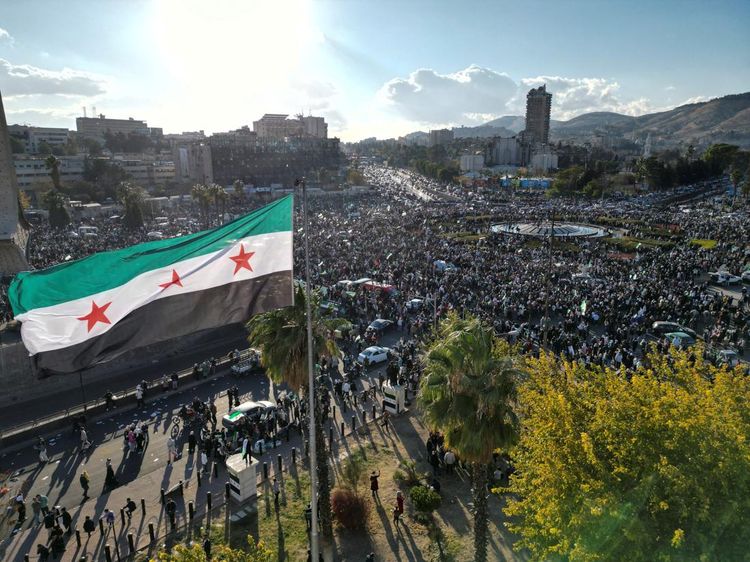 Potret Ribuan Warga Suriah Rayakan Tumbangnya Assad di Damaskus