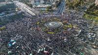 Foto udara pada hari Jumat (13/12) menunjukkan warga Suriah merayakan penggulingan Bashar al-Assad di alun-alun Umayyah di Damaskus, pada hari Jumat pertama setelah pemberontak yang dipimpin Islamis menguasai kota tersebut dan mengakhiri kekuasaan Assad.