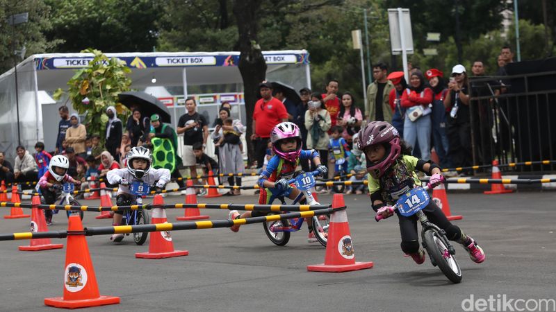 Semarak HUT ke-23 Transmedia Semangat Baru dimulai hari ini. Berbagi festival jajanan dan ajang Olimpiade Balita Pushbike turut digelar sepanjang hari ini hingga sore nanti, Sabtu (14/12/2024).