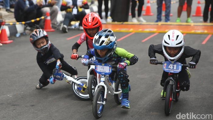 Semarak HUT ke-23 Transmedia Semangat Baru dimulai hari ini. Berbagi festival jajanan dan ajang Olimpiade Balita Pushbike turut digelar sepanjang hari ini hingga sore nanti, Sabtu (14/12/2024).