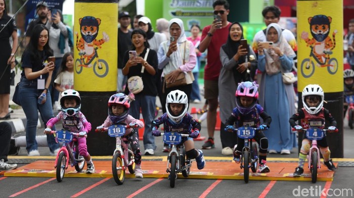 Potret Seru Balita Balapan Pushbike di HUT Transmedia Semarak HUT ke-23 Transmedia Semangat Baru dimulai hari ini. Berbagi festival jajanan dan ajang Olimpiade Balita Pushbike turut digelar sepanjang hari ini hingga sore nanti, Sabtu (14/12/2024).