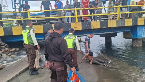 Pria bertato yang menceburkan diri di Selat Bali saat diselamatkan petugas Pos AL Gilimanuk, Sabtu (14/12/2024). (Dok. Pos AL Gilimanuk)