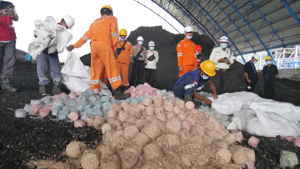 Proses pemanfaatan Limbah Racik Uang Kertas (LRUK) sebagai campuran energi primer PLTU atau cofiring  di PLTU Bengkayang. (Dok. PLN Indonesia Power)