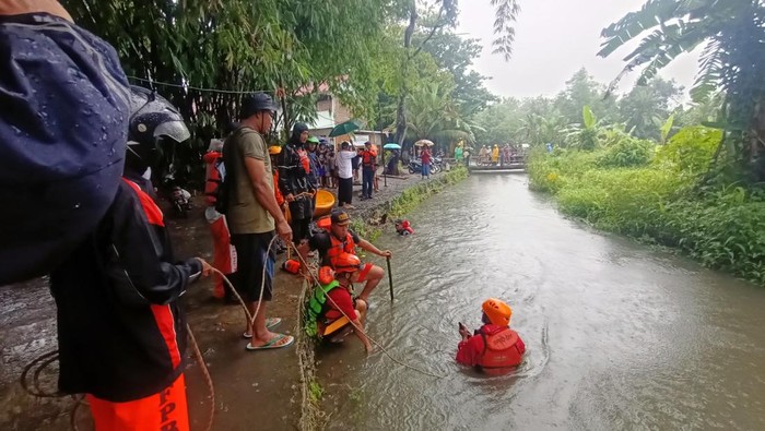 Proses pencarian balita yang tenggelam di Sungai Belik, Pleret, Bantul, Sabtu (14/12/2024).