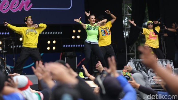 Ratusan βEmak-emakβ Meriahkan Zumba HUT Transmedia di Istora Senayan HUT ke-23 Transmedia turut menghadirkan olahraga zumba bersama yang diikuti oleh ratusan emak-emak di Istora Senayan, Jakarta, Sabtu (14/12/2024).