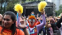 Mereka tampak tak malu-malu mengikuti gerakan zumba Liza Natalia cs. Musik pengiring pun semakin membuat peserta zumba bersemangat.