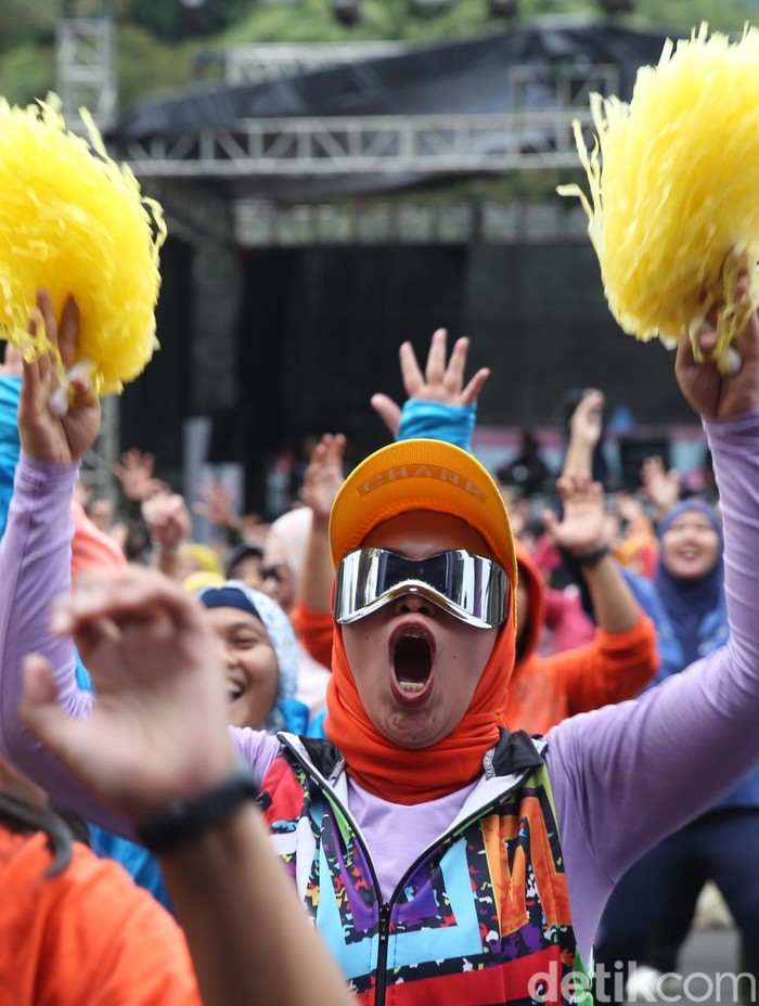 HUT ke-23 Transmedia turut menghadirkan olahraga zumba bersama yang diikuti oleh ratusan emak-emak di Istora Senayan, Jakarta, Sabtu (14/12/2024).