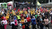 Olahraga zumba ini diikuti oleh ratusan emak-emak yang tampak semangat. Peserta yang hadir tampil dengan baju olahraga beraneka warna.