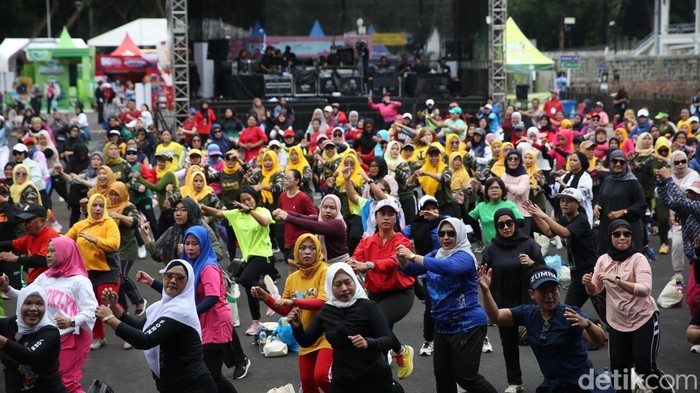 HUT ke-23 Transmedia turut menghadirkan olahraga zumba bersama yang diikuti oleh ratusan emak-emak di Istora Senayan, Jakarta, Sabtu (14/12/2024).