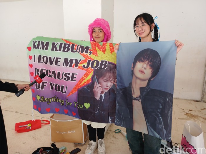 SHINee World (Shawol)--sebutan untuk fans SHINee--jelang acara HUT ke-23 Transmedia di Istora Senayan, Sabtu (14/12/2024). Mereka bersemangat menantikan penampilan Key.