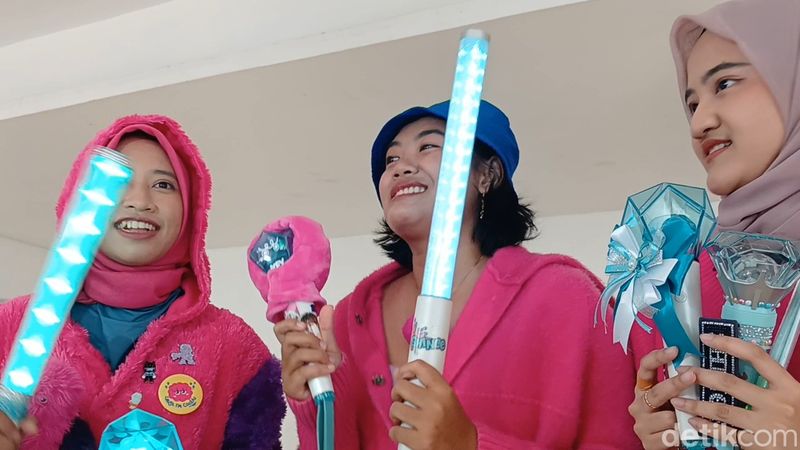 SHINee World (Shawol)--sebutan untuk fans SHINee--jelang acara HUT ke-23 Transmedia di Istora Senayan, Sabtu (14/12/2024). Mereka bersemangat menantikan penampilan Key.