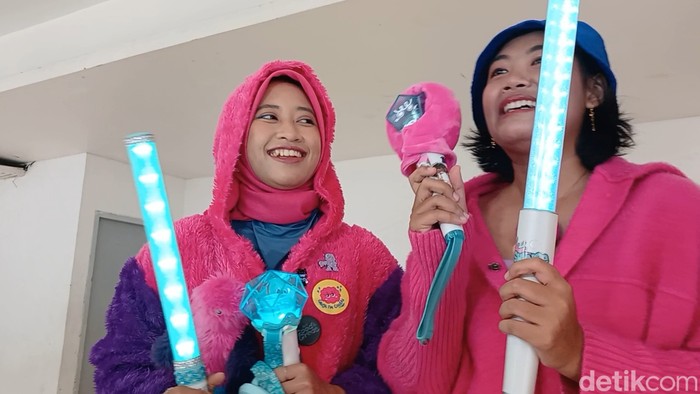 Shawol SHINee World (Shawol)--sebutan untuk fans SHINee--jelang acara HUT ke-23 Transmedia di Istora Senayan, Sabtu (14/12/2024). Mereka bersemangat menantikan penampilan Key.