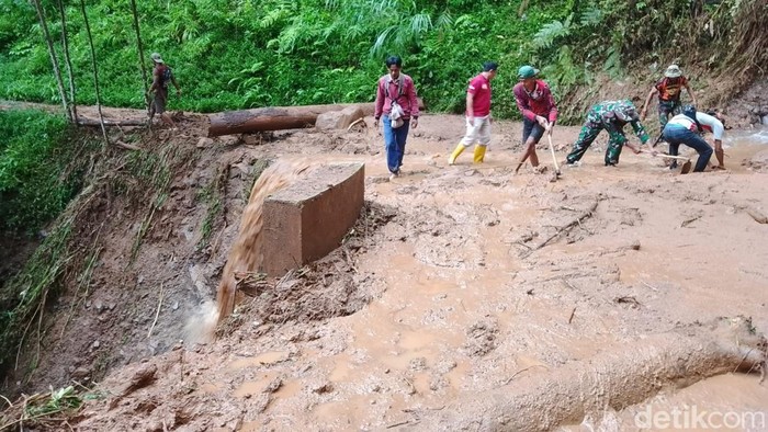 Tanah longsor terjadi di beberapa titik di Desa Winduasri dan Capar, Kecamatan Salem, Brebes. Salah satu titik longsor sedang dalam penanganan petugas dan warga, Sabtu (14/12/2024).