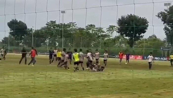 Tangkapan layar Persik Kediri U-20 Vs PSM Makassar U-20 berlangsung ricuh.