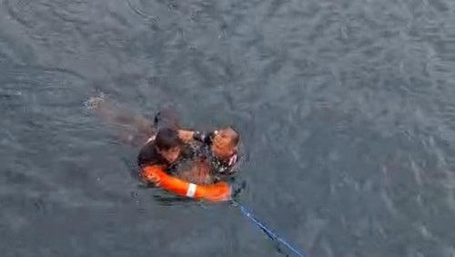 Tangkapan layar video viral pria bertato menceburkan diri ke laut di Pelabuhan Gilimanuk, Jembrana, Bali, Sabtu (14/12/2024). (Dok. Istimewa)