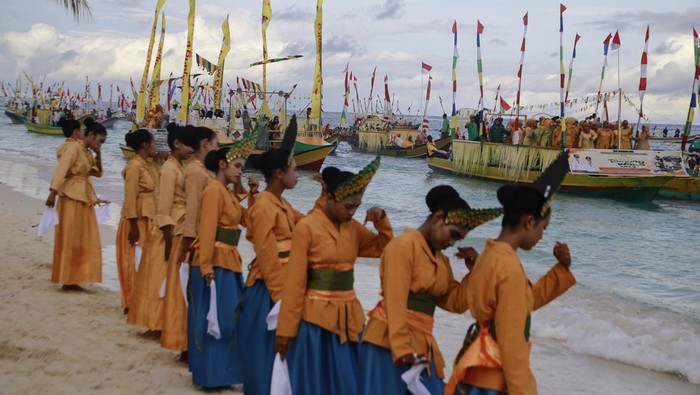 Sejumlah penari menampilkan tarian Laka Baka di atas sampan saat pemecahan Museum Rekor Indonesia (MURI) dalam Pembukaan Festival Tanjung Waka 2024 yang bertajuk 