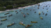 Tarian Laka Baka yang dimainkan sebanyak 1.500 penari tersebut merupakan tarian tradisional kepulauan Sula berhasil memecahkan rekor MURI dengan jumlah penari terbanyak di atas sampan. 