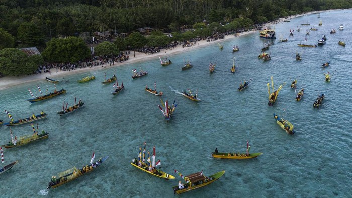 Tarian Pembuka Festival Tanjung Waka Pecahkan Rekor MURI Sejumlah penari menampilkan tarian Laka Baka di atas sampan saat pemecahan Museum Rekor Indonesia (MURI) dalam Pembukaan Festival Tanjung Waka 2024 yang bertajuk