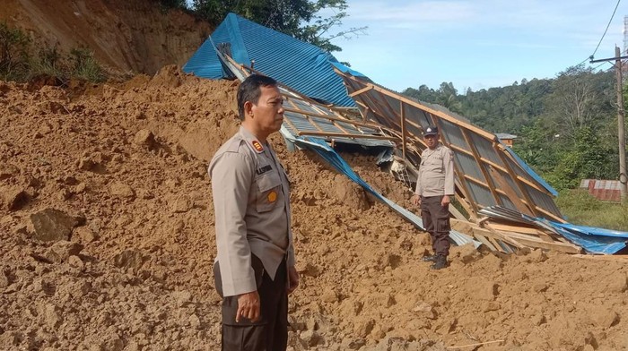Teks foto: Polisi saat mengecek gedung sanggar seni yang tertimpa longsor. Foto: Dok. Polres Toba