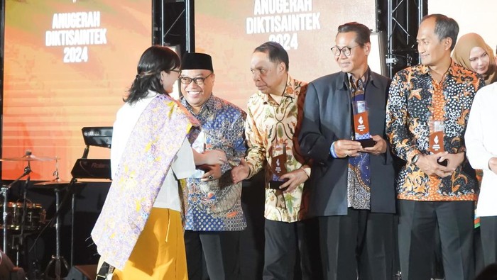 Teks foto: Rektor UMSU Prof Agussani saat menerima penghargaan. Foto: Istimewa