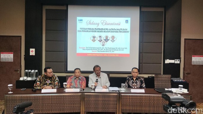 Tim eksaminasi Center for Leadership and Law Development Studies (CLDS) FH UII saat memberikan keterangan soal putusan praperadilan mantan Menteri Perdagangan Thomas Trikasih Lembong atau Tom Lembong, Sabtu (14/12/2024) di Sleman.