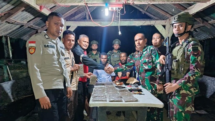 TNI menyerahkan 4 terduga pelaku kasus ganja ke polisi di Keerom. Dokumen Istimewa