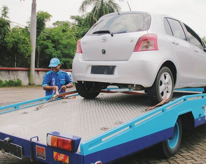 Towing mobil Toyota dari Auto2000.