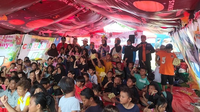 Trauma Healing di Posko Kemensos untuk Korban Kebakaran Kemayoran