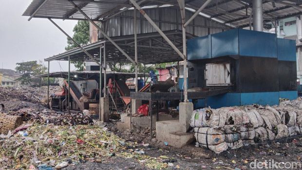 Tumpukan sampah di Pasar Caringin