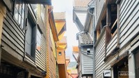 Jajaran toko souvenir di gang yang terbuat dari kayu