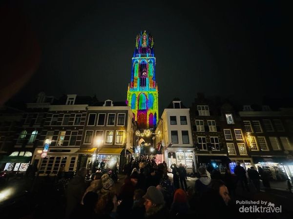 Domtoren, Ikon Kota Utrecht yang Penuh Warna di Malam Hari