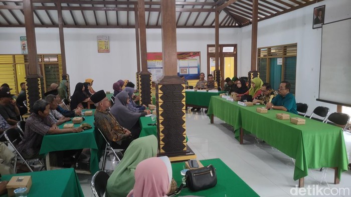 Warga terdampak tol saat mengikuti audiensi di Balai Kalurahan Kulur, Temon, Kulon Progo, Sabtu (14/12)