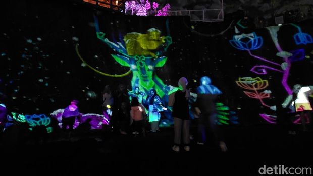 Wisatawan menjelajahi wahana Mystical Forest di Dusun Bambu