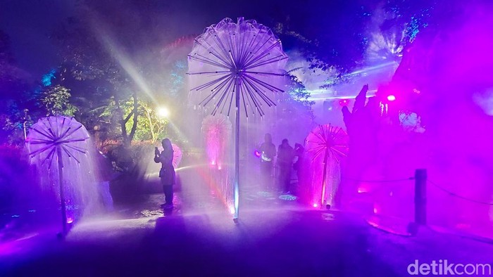 Wisatawan menjelajahi wahana Mystical Forest di Dusun Bambu