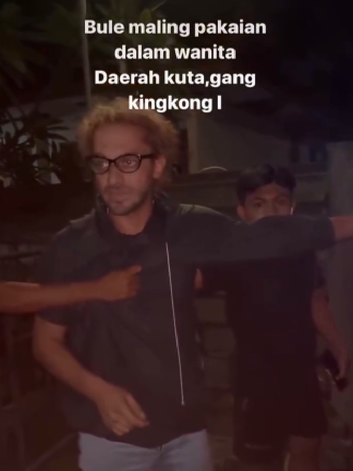 WNA yang ketahuan mencuri pakaian dalam warga di gang Kingkong, Kuta, Kabupaten Badung, Bali, Jumat (13/12/2024). (Tangkap layar media sosial)