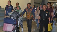 Sejumlah warga negara Indonesia (WNI) didampingi Direktur Perlindungan WNI Judha Nugraha (kiri) berjalan keluar terminal setibanya dari Suriah di Terminal 3 Bandara Soekarno-Hatta, Tangerang, Banten, Minggu (15/12/2024). 