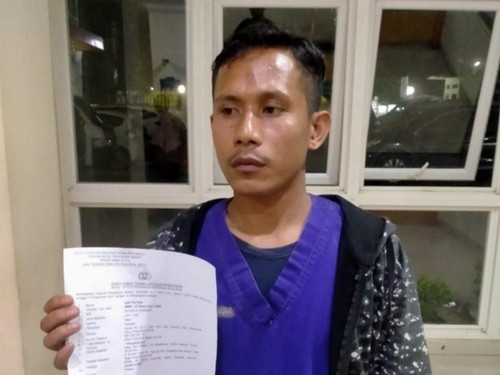 Ade Saputra, perawat RS Dokter Agung Kota Bima, yang menjadi korban pemukulan keluarga pasien saat bertugas.